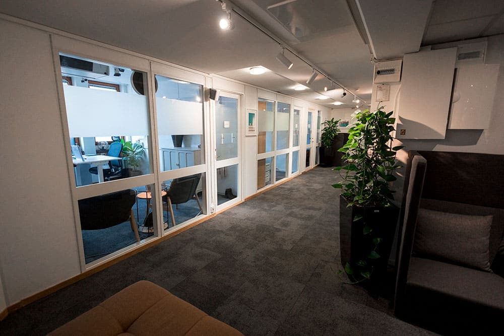 Upplyst kontorskorridor på DG97