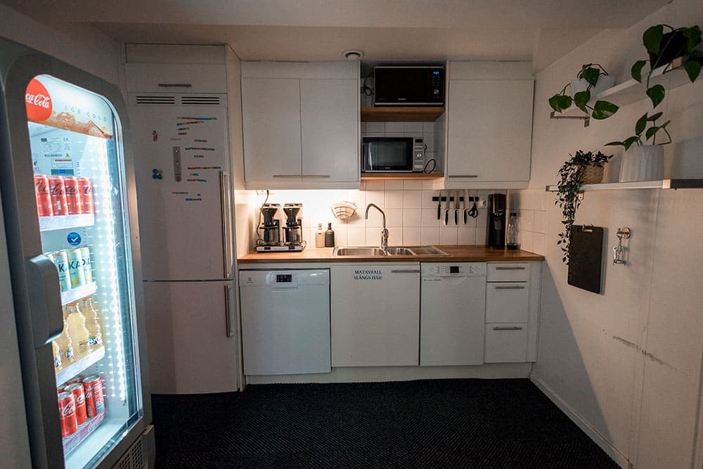Kök hos DG97 med diskho, skåp och mikrovågsugnar