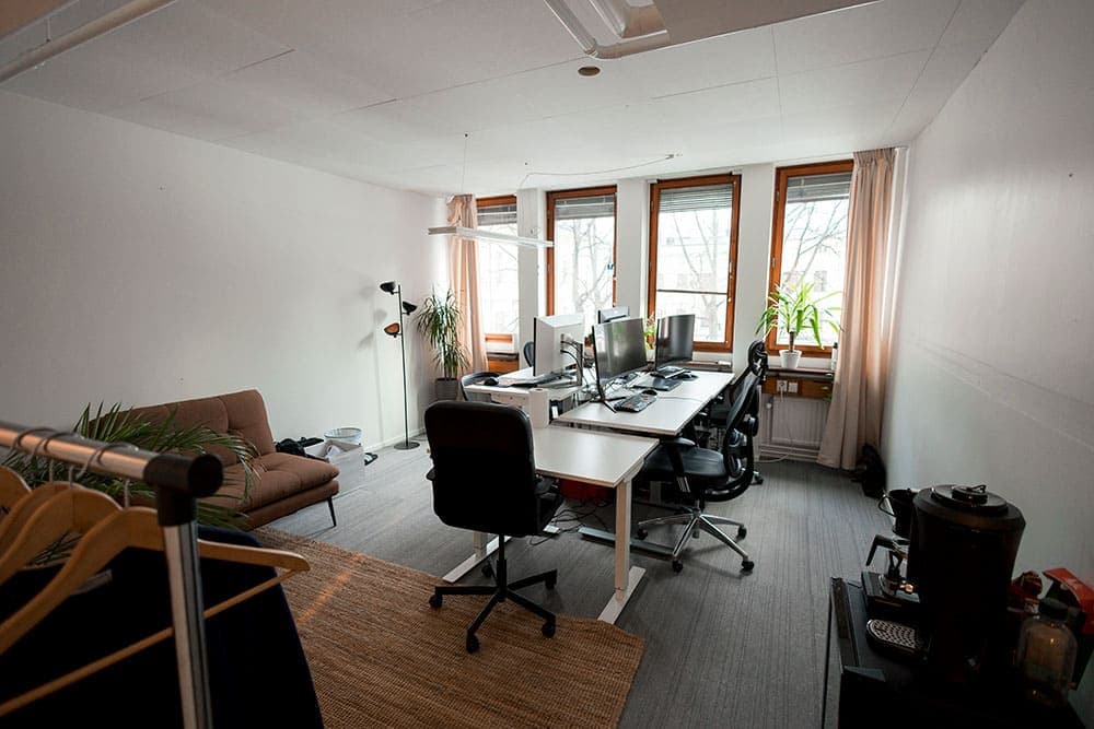 Kontorsrum hos DG97 med skrivbord och arbetsstolar