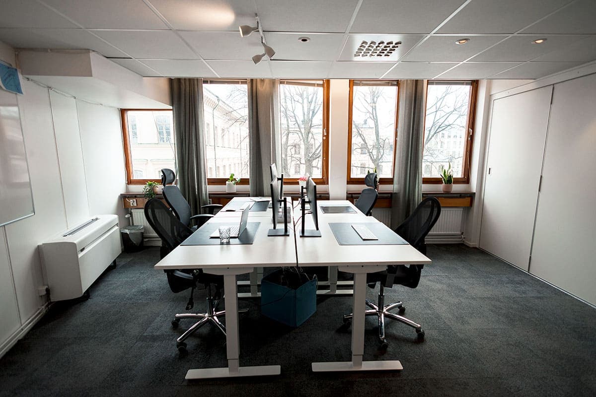 Stort kontorsrum med plats för team