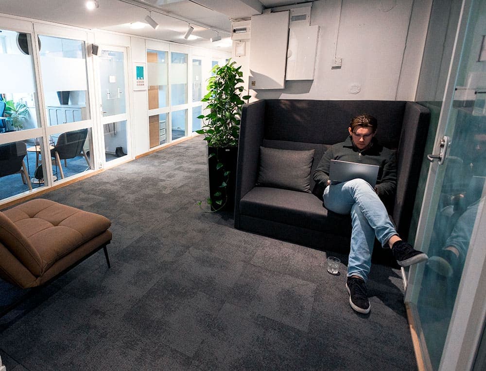 Man som arbetar vid skrivbord på DG97